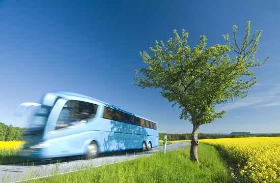 Fernbus (©istock/ZU_09)