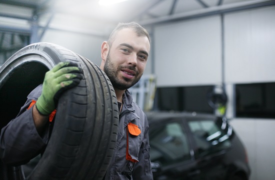 Mechaniker_Reifen_Werkstatt_iStock623690306_web_