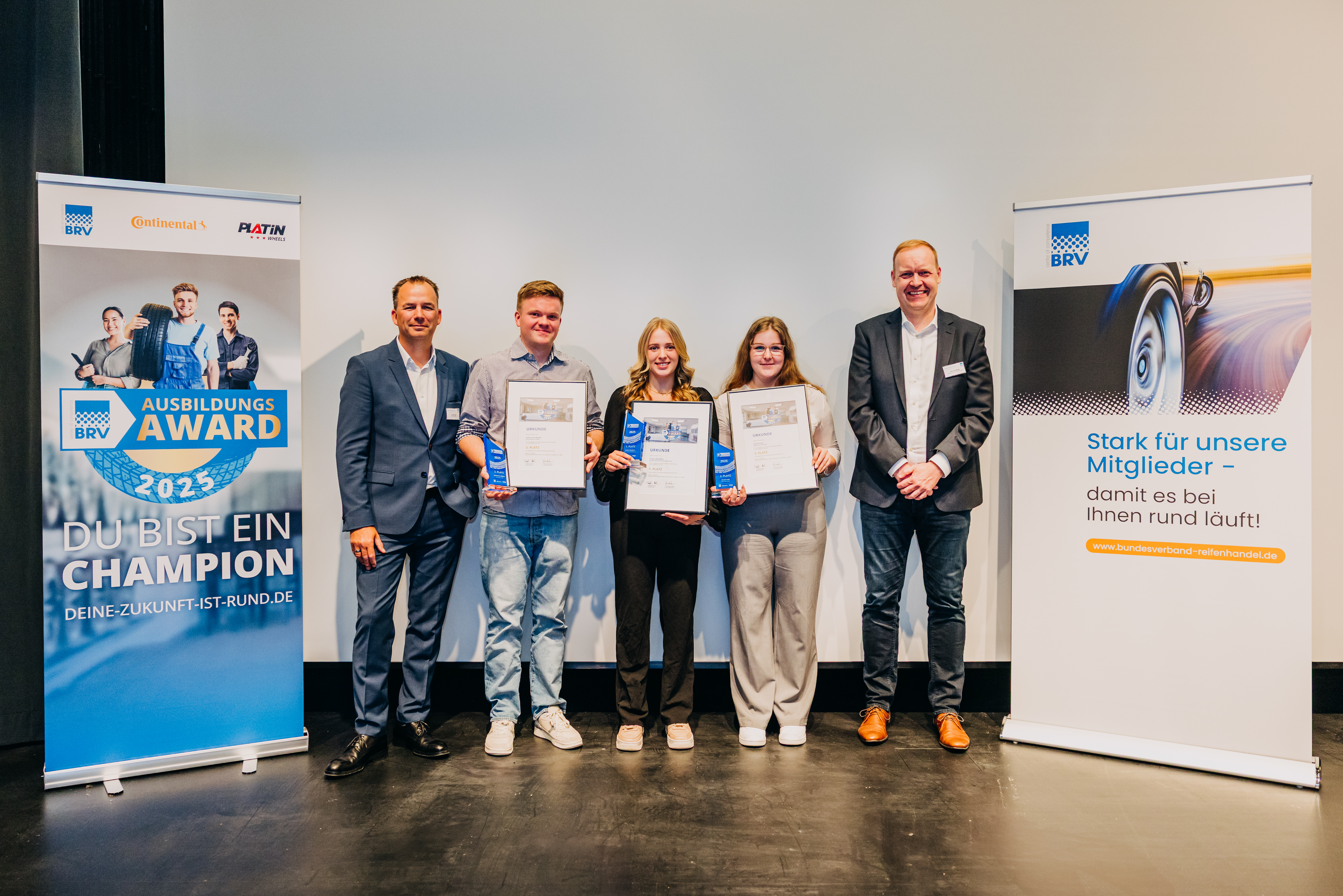 Jurymitglieder und Award-Preisträger (v. r.): Mirco Brodthage (Continental Reifen), Sarah Pahl (2. Platz), Cindy Wladimir (1. Platz), Johannes Müller (3. Platz) und Stephan Helm (BRV). Foto:  BKfotofilm