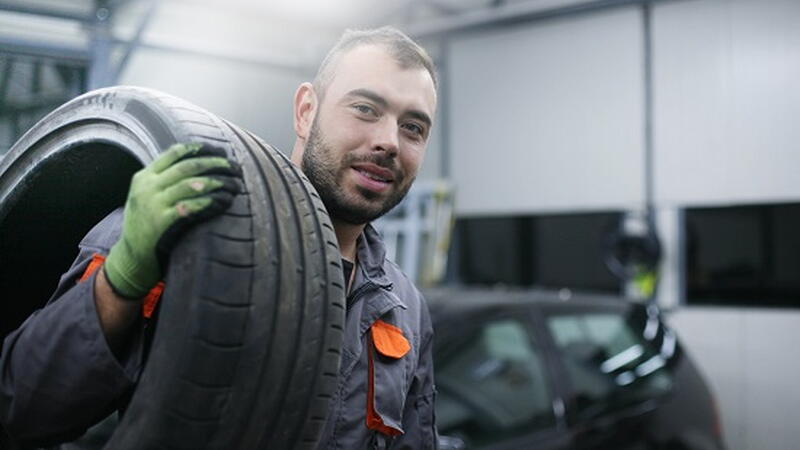 Mechaniker_Reifen_Werkstatt_iStock623690306_web_