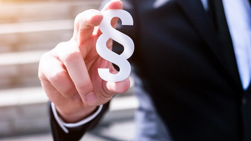 Recht_Paragraph_iStock-829786854_web