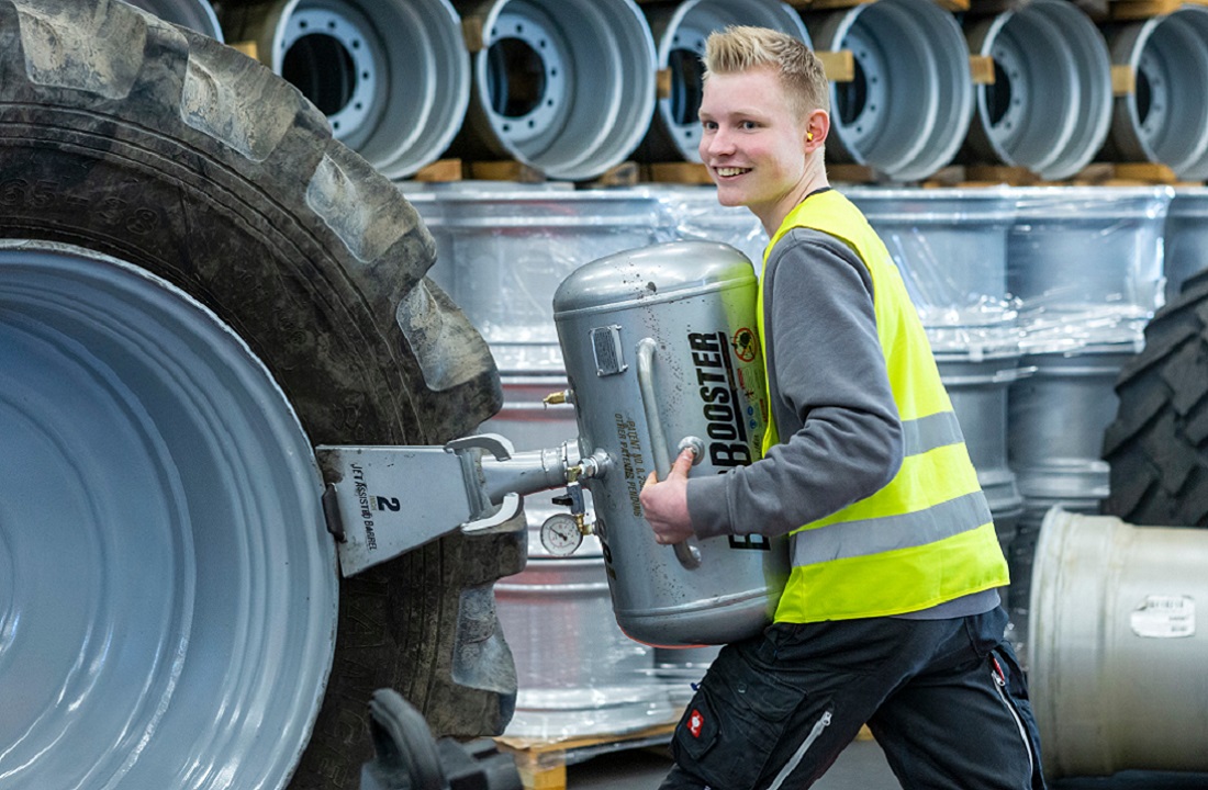 Einsatz des Booster zum korrekten Sitz des Reifens auf dem Rad