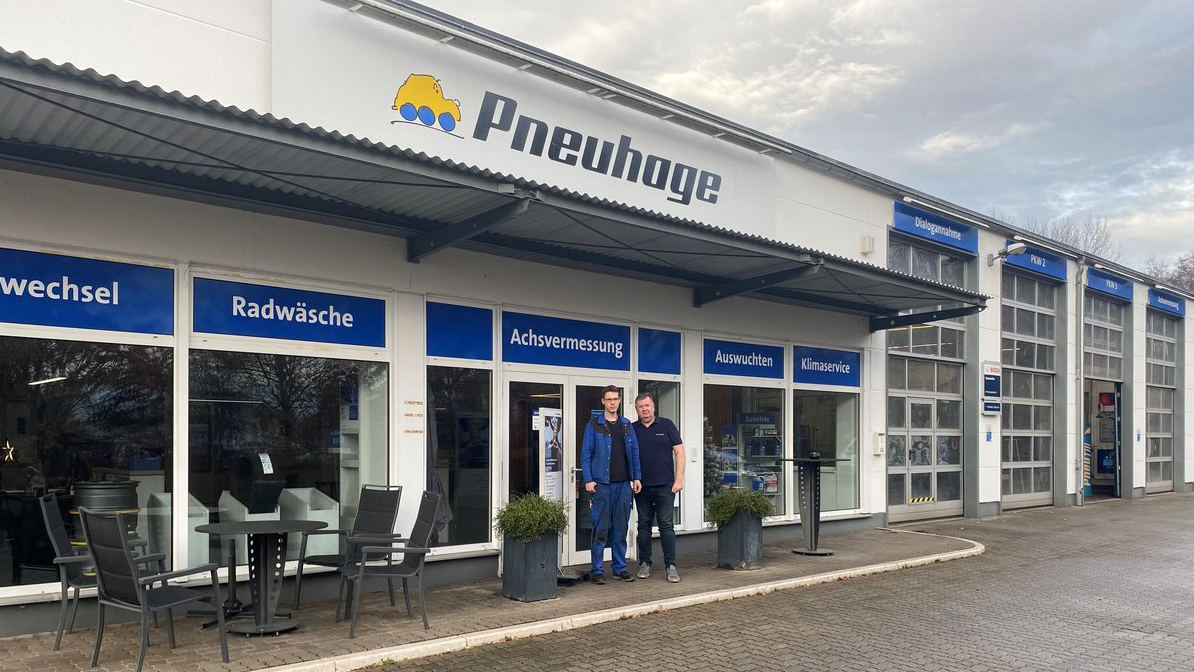 Maximilian Glein neben Niederlassungsleiter Mirco Hill