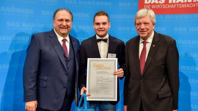 Bundessieger Arne Lüpke (mitte) bekam die Urkunde vom hessischen Ministerpräsidenten Volker Bouffier überreicht (rechts)